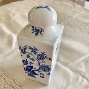 Elizabeth Arden Vintage blue floral porcelain tea caddy